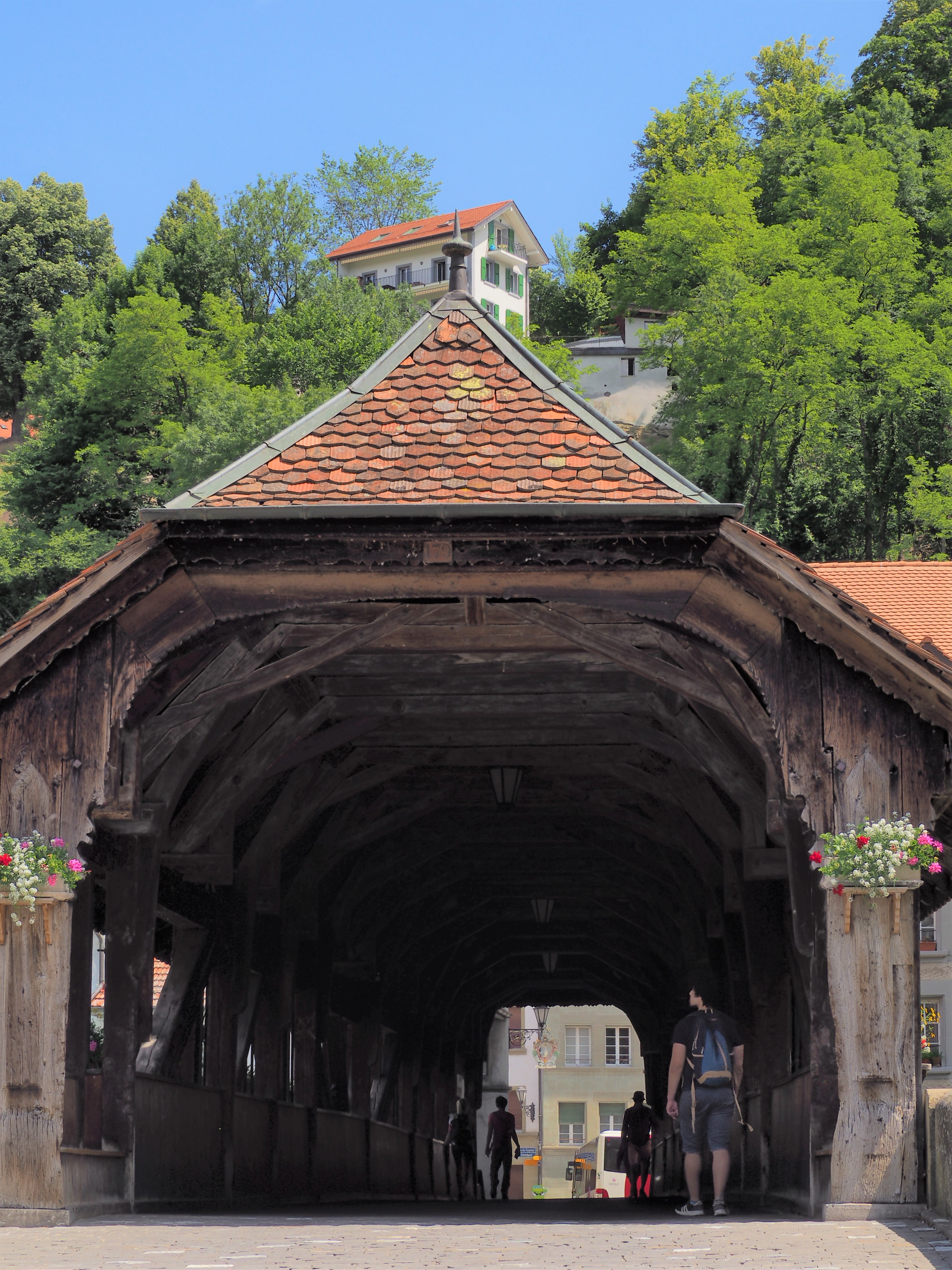 Pont de Berne entrée depuis la basse ville fribourg suisse