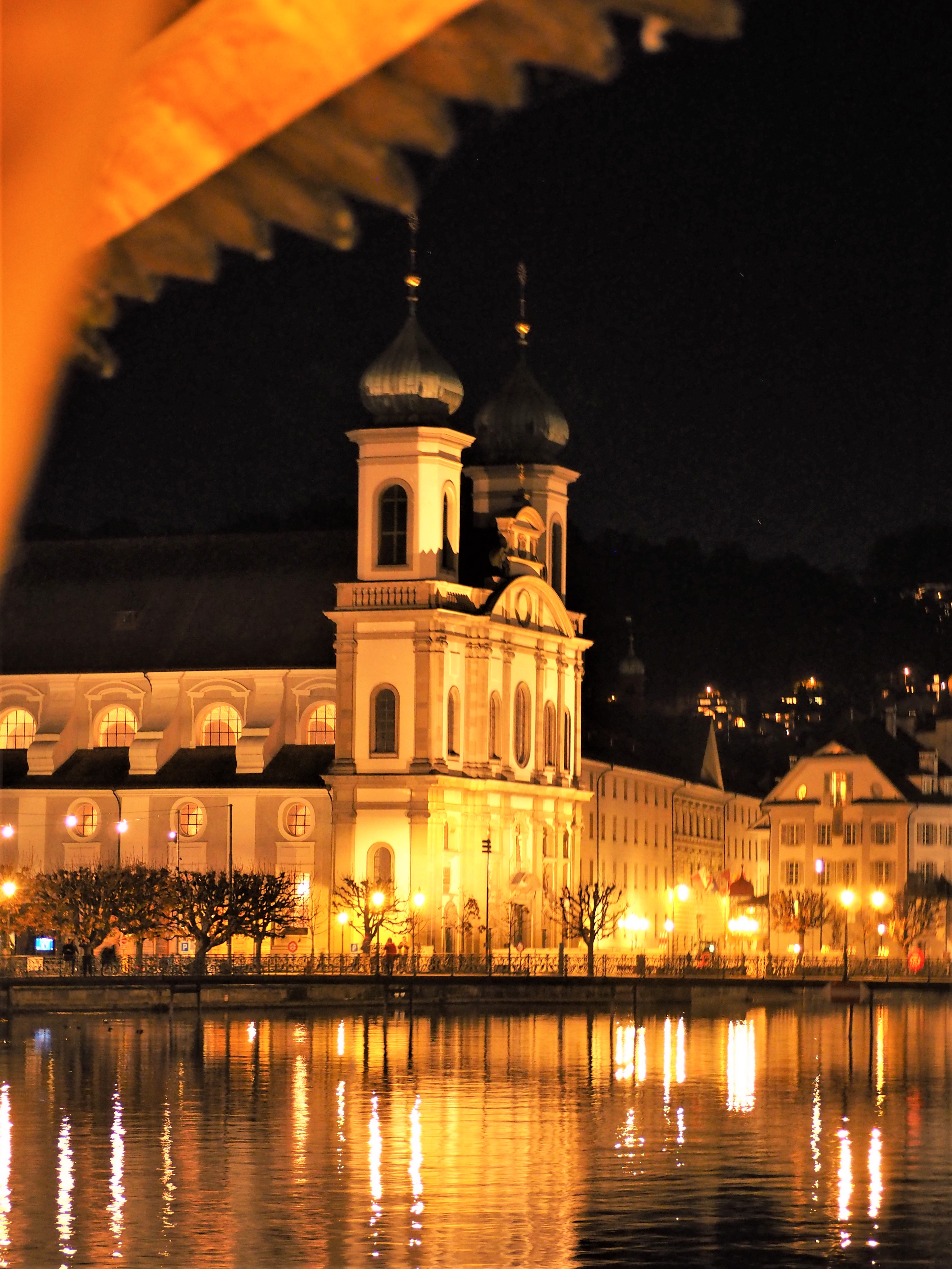 Clioandco-blog-voyage-Lucerne-de-nuit-Pont-de-la-chapelle-et-eglise-franciscaine-visiter-suisse.