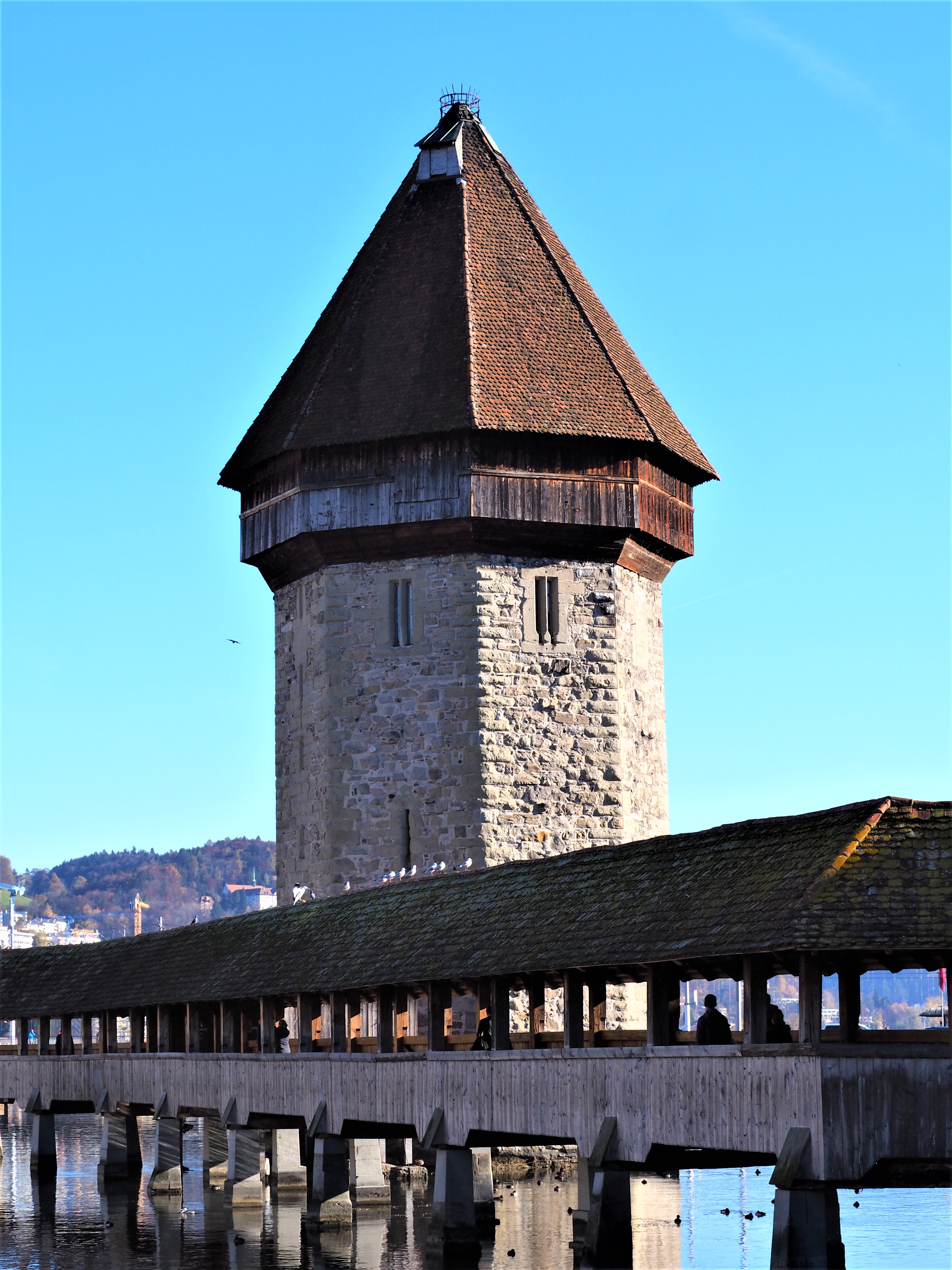 Lucerne-Pont-de-la-Chapelle-et-la-tour-deau-blogvoyage-clioandco-suisse