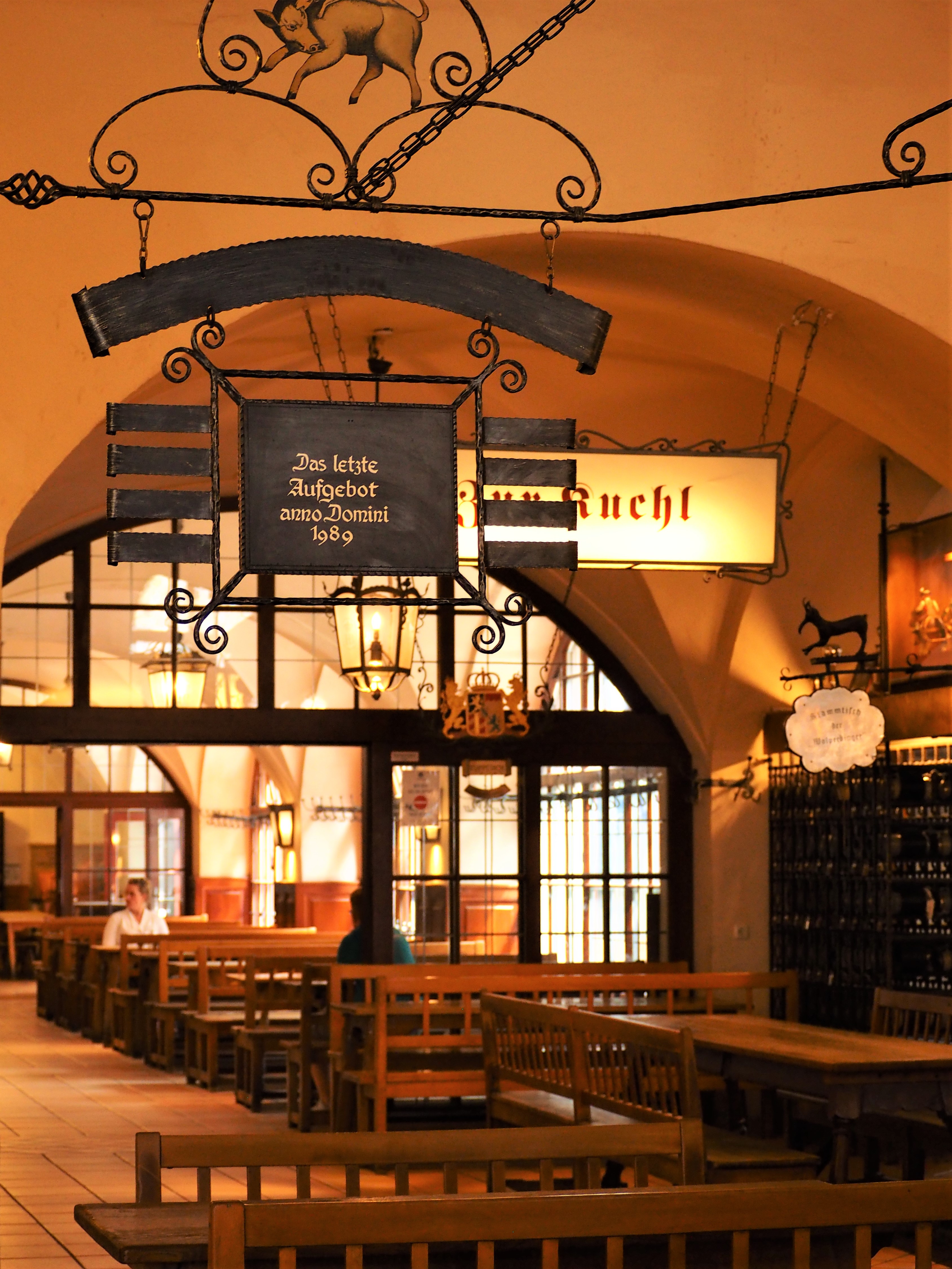 interieur-de-brasserie-Hofbrauhaus-biergarten-munich