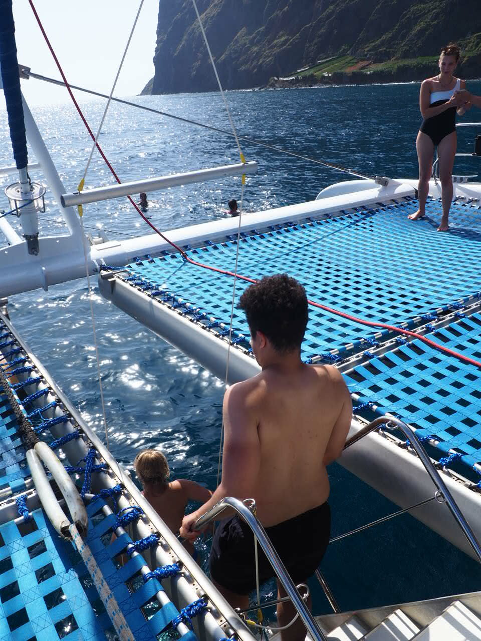 dauphins-madere-tour-en-catamaran-que-faire-blog-voyage-clioandco-se-baigner-en-voyant-les-dauphins-rotated